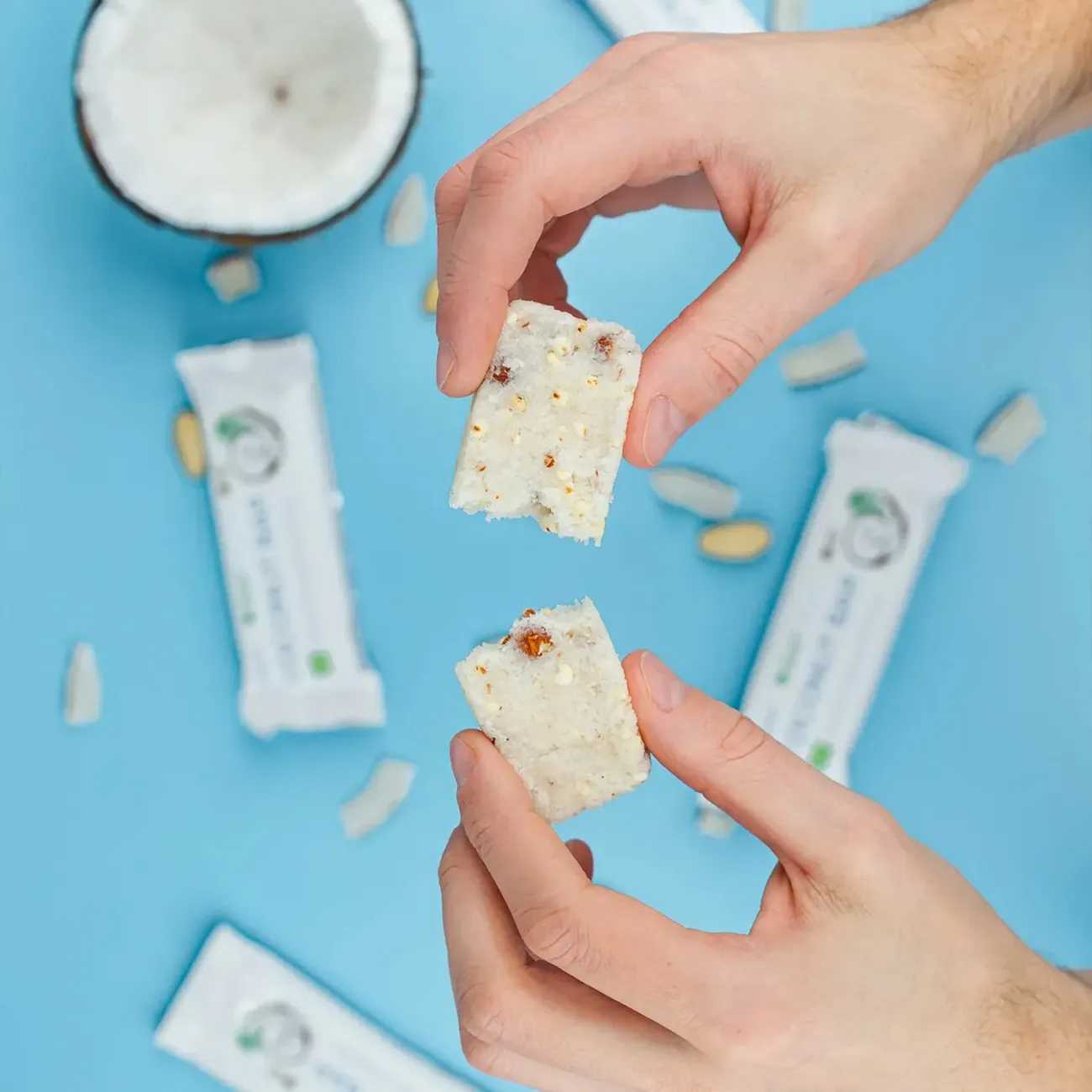Vilgain Coconut Bar BIO RAW kokosová tyčinka s mandlemi rozlomená tyčinka