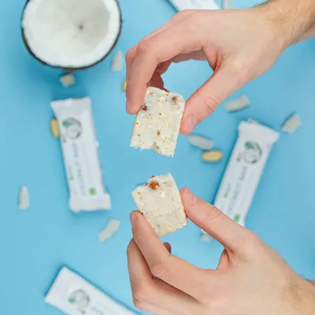 Vilgain Coconut Bar BIO RAW kokosová tyčinka s mandlemi rozlomená tyčinka