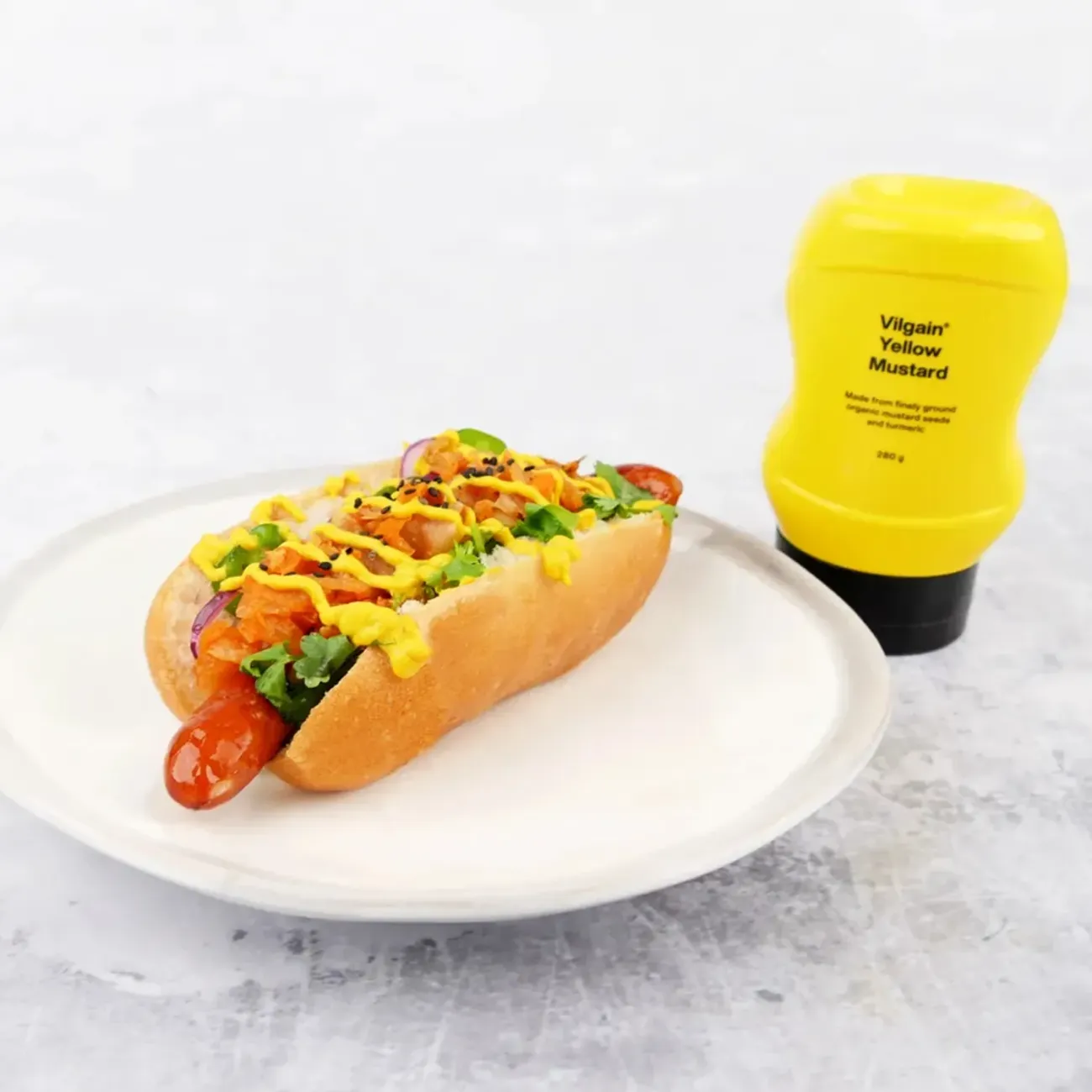 Vilgain Hořčice žlutá BIO ⁠–⁠ z hořčičných semínek ze španělska, intenzivní chuť, bez siřičitanů a konzervantů na hotdogu